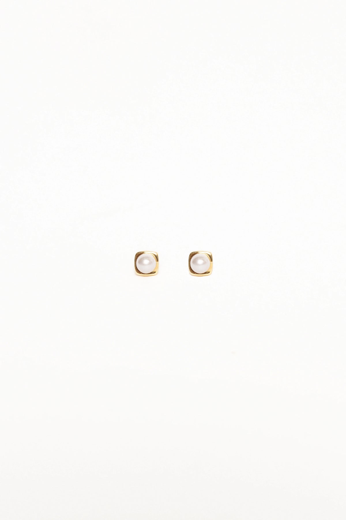 Helene Stud Earrings - Gold/Pearl